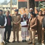 अल्पसंख्यक अधिकार दिवस पर सिविल लाइन कोतवाली में हुई संगोष्ठी,प्रभारी निरीक्षक मनीष उपाध्याय ने छात्रा नरगिस को किया सम्मानित